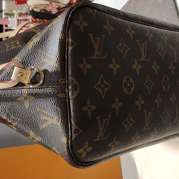 Louis Vuitton Neverfull MM with Pouch, Dust Bag, Box, And Shopping Bag; - Picture 6 of 10